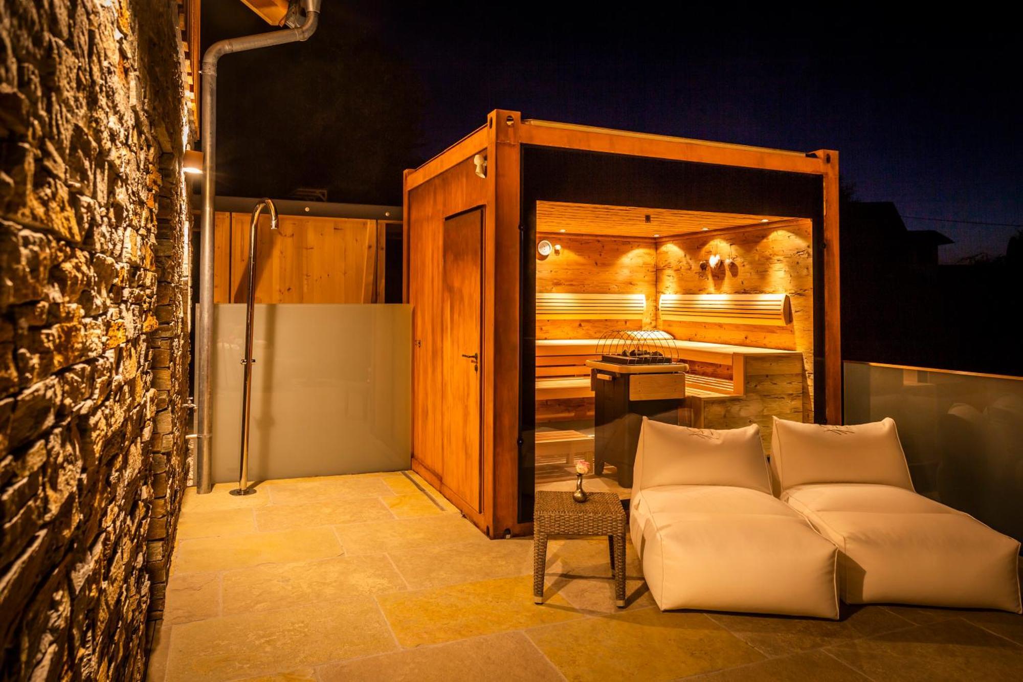 Golden Hill Country Chalets & Suites Waldschach Exterior photo