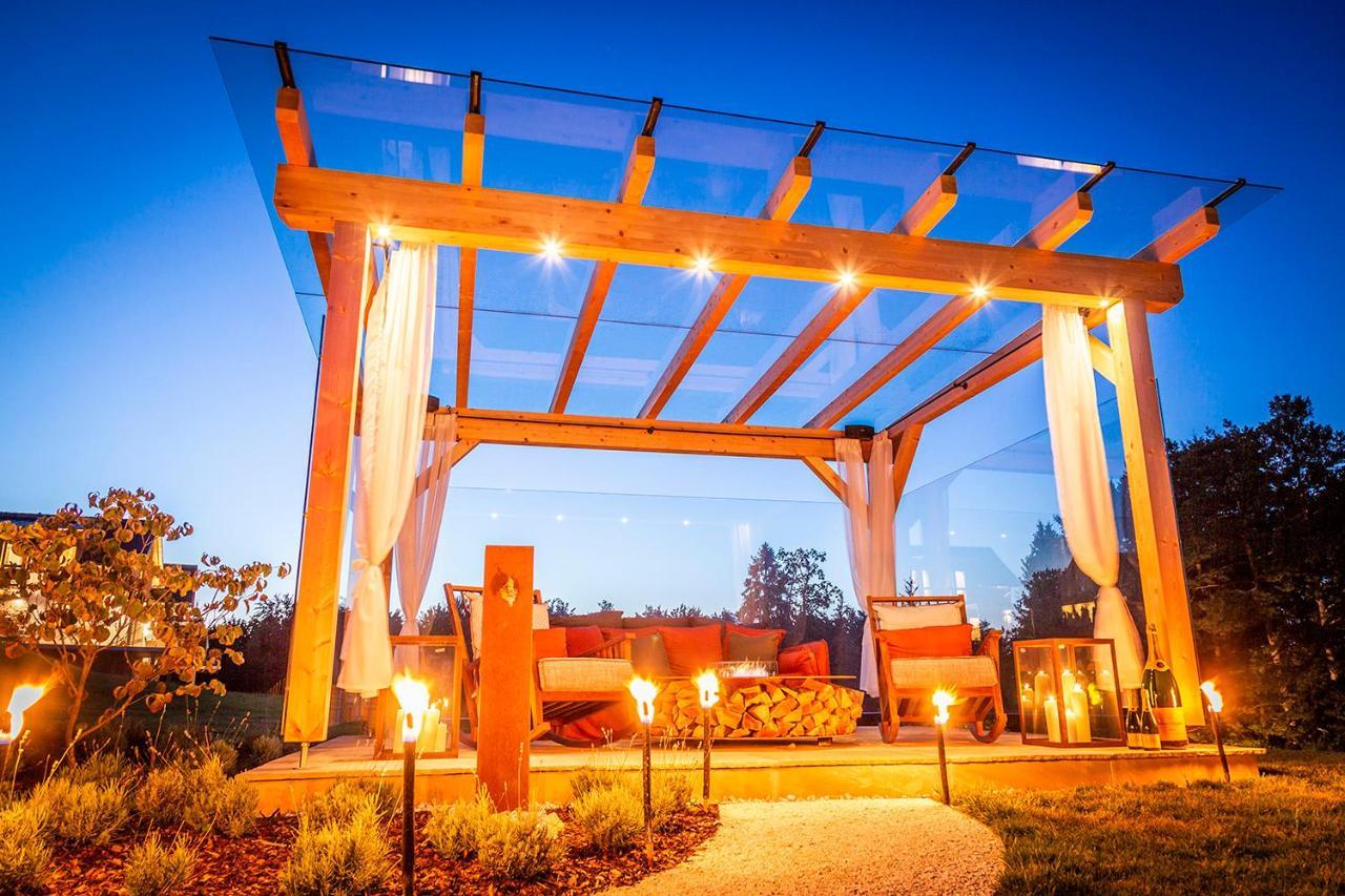 Golden Hill Country Chalets & Suites Waldschach Exterior photo