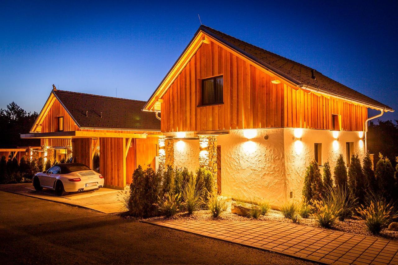 Golden Hill Country Chalets & Suites Waldschach Exterior photo